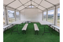 Un set di tavolo da catering pieghevole da 180 cm + 2 panche nel tendone per feste